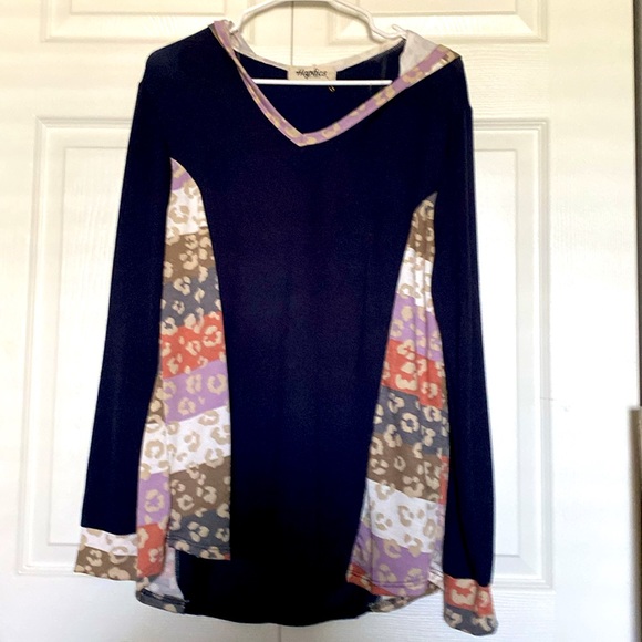 NWOT Navy Dark Top Blouse Multi Animal Print Color Hoodie M - Picture 5 of 6